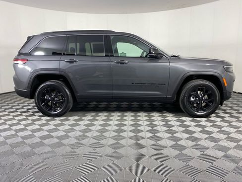 New 2026 Jeep Grand Cherokee Altitude image 9