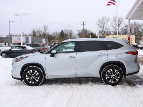 Used 2021 Toyota Highlander XLE AWD/4WD image 8
