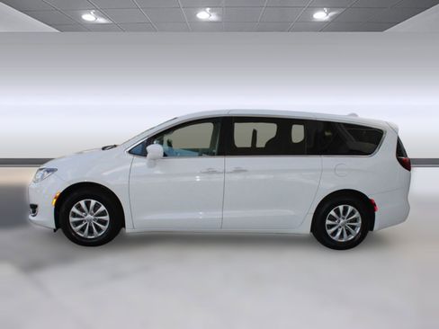 Used 2018 Chrysler Pacifica Touring Plus image 2