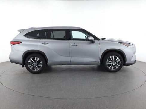 Used 2022 Toyota Highlander XLE AWD/4WD image 8