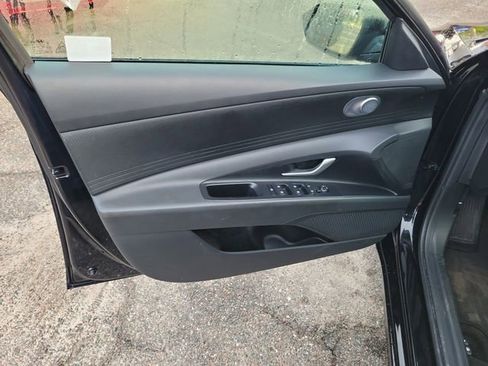 Used 2025 Hyundai Elantra SE FWD image 9