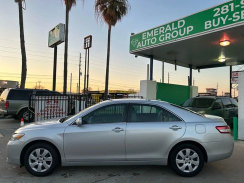 Used 2011 Toyota Camry LE image 3