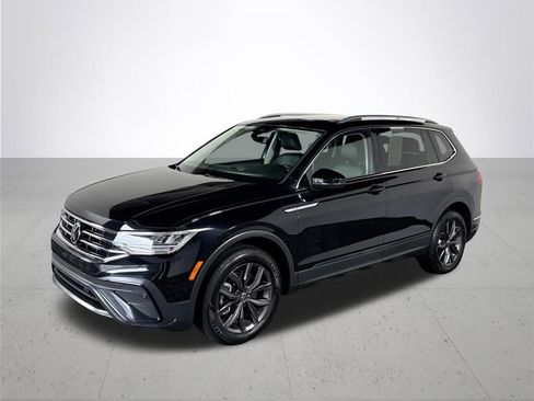 Used 2022 Volkswagen Tiguan SE image 2