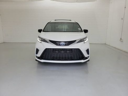 Used 2023 Toyota Sienna XSE FWD image 3