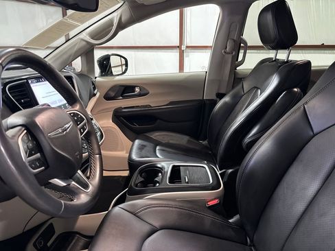 Used 2024 Chrysler Pacifica Touring-L image 11