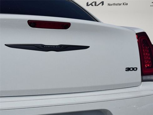 Used 2022 Chrysler 300 Touring L w/ Comfort Group image 23