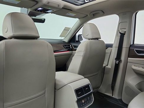 Used 2024 Volkswagen Atlas SEL Premium R-Line image 35
