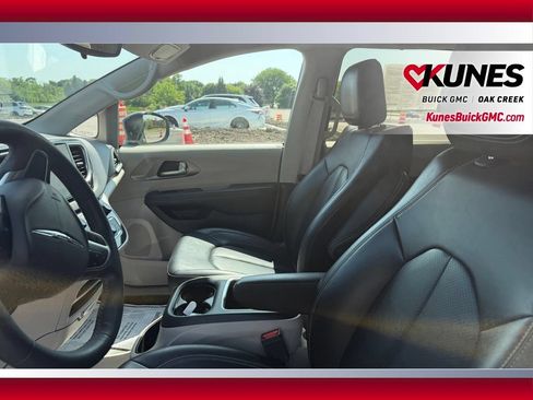 Used 2023 Chrysler Pacifica Touring-L FWD image 15