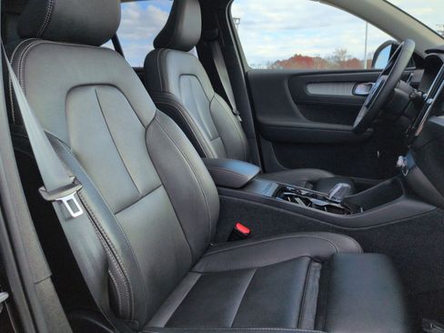 Certified 2024 Volvo XC40 B5 Ultimate w/ Protection Package Premier image 27