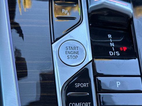 Used 2025 BMW X7 xDrive40i w/ Parking Assistance Package image 28