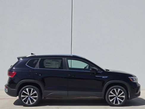 New 2024 Volkswagen Taos SE image 3