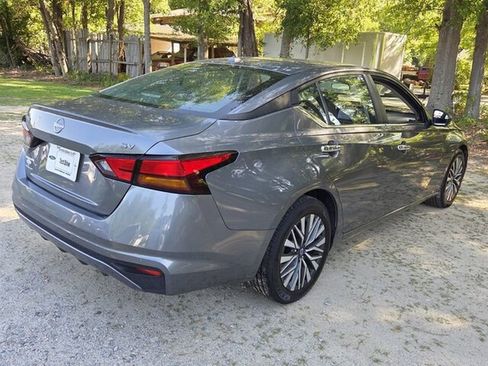 Used 2024 Nissan Altima 2.5 SV FWD image 13