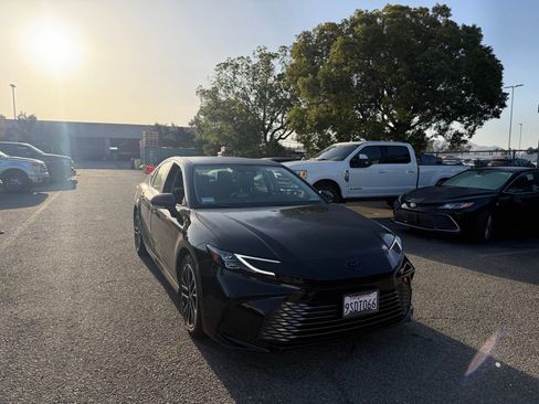 Used 2025 Toyota Camry XLE image 2