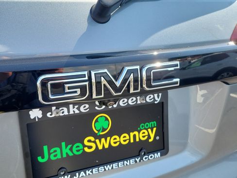 Used 2023 GMC Acadia SLT w/ Elevation Edition FWD image 6