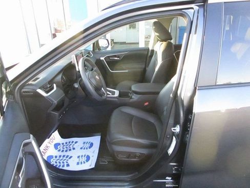Used 2023 Toyota RAV4 XLE Premium image 17