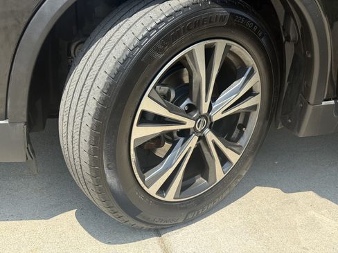 Used 2019 Nissan Rogue SV w/ Premium Package FWD image 18