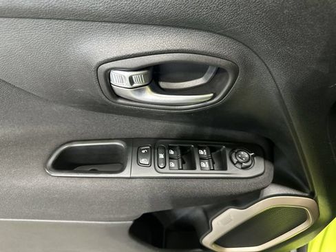 Used 2017 Jeep Renegade Latitude w/ Cold Weather Group FWD image 19
