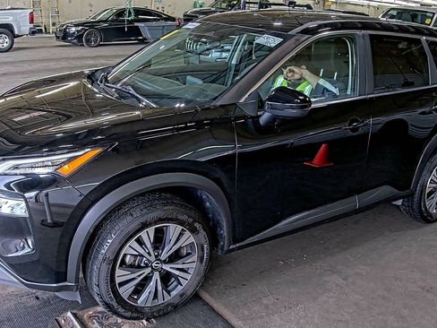 Used 2022 Nissan Rogue SV FWD image 4
