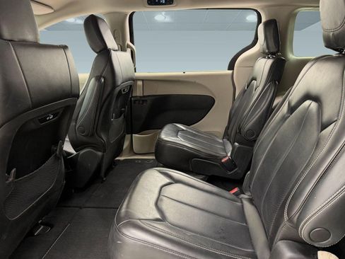 Used 2023 Chrysler Pacifica Touring-L FWD image 22