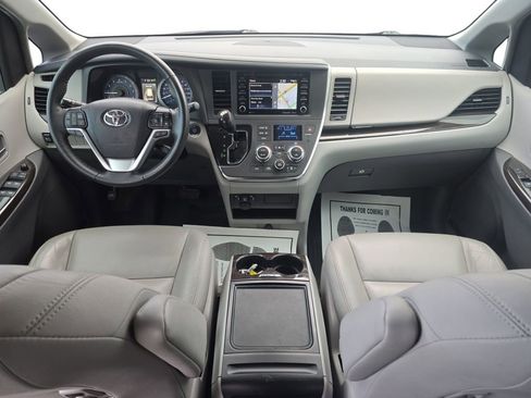 Used 2018 Toyota Sienna XLE image 11