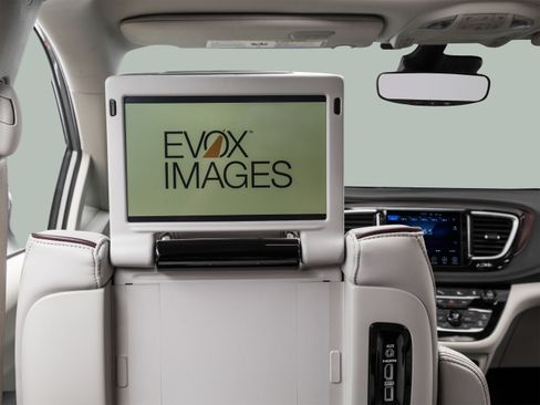 Used 2018 Chrysler Pacifica Limited FWD image 48