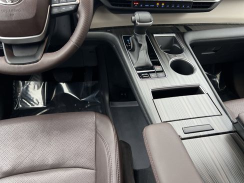 Used 2023 Toyota Sienna Platinum image 23