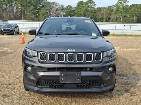 Used 2024 Jeep Compass Latitude image 2