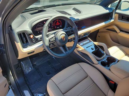 New 2026 Porsche Cayenne Base image 5