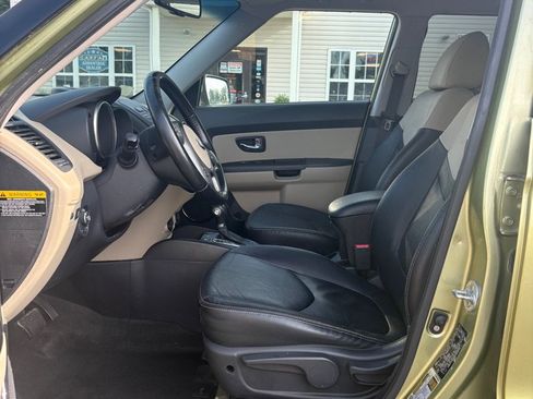 Used 2013 Kia Soul ! w/ Premium Pkg FWD image 9