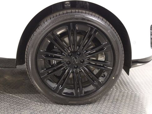 Used 2025 Land Rover Range Rover SE image 14