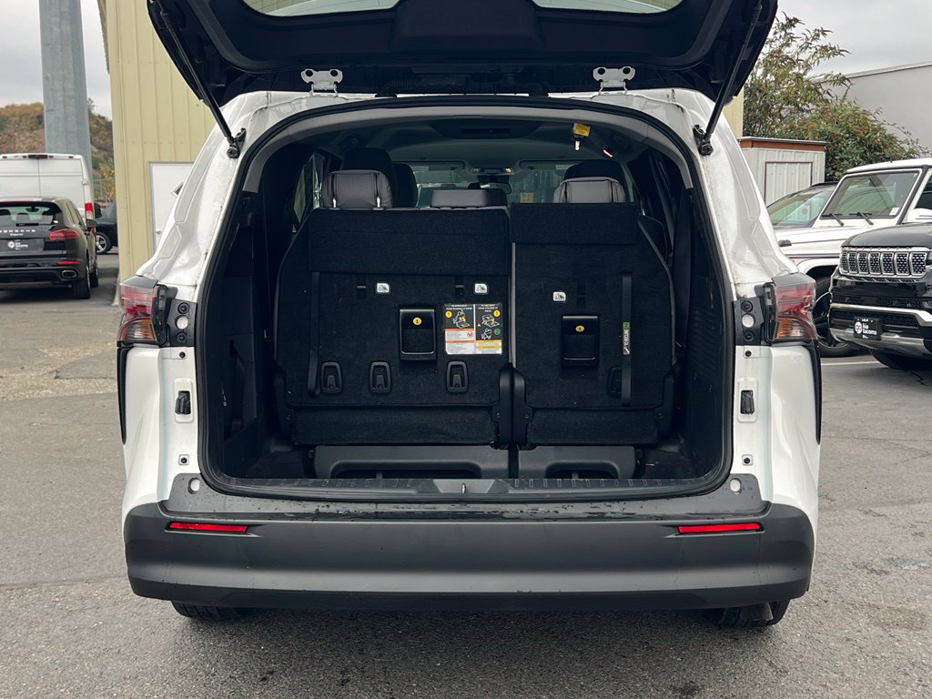 Used 2025 Toyota Sienna LE FWD image 10