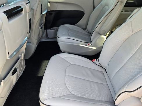 Used 2020 Chrysler Pacifica Limited w/ Advanced Safetytec Group FWD image 31