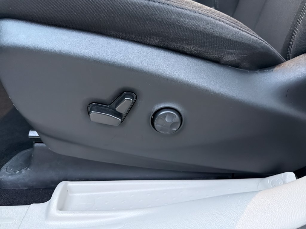 Used 2023 Chrysler Voyager LX FWD image 14