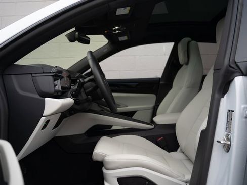 Certified 2025 Porsche Macan 4 Electric image 18