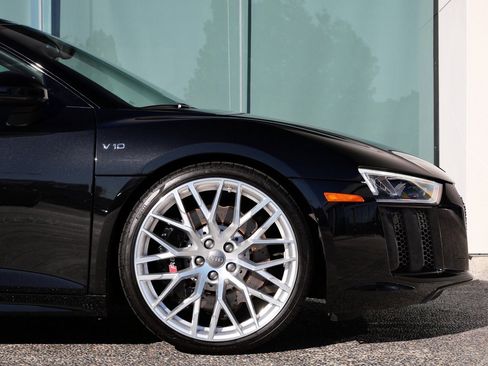 Used 2017 Audi R8 V10 w/ Carbon Exterior Package image 13