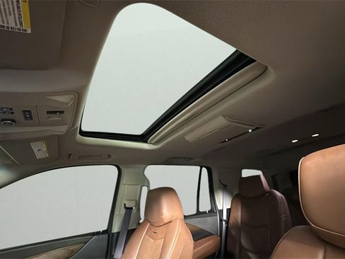 Used 2017 Cadillac Escalade Premium Luxury image 28