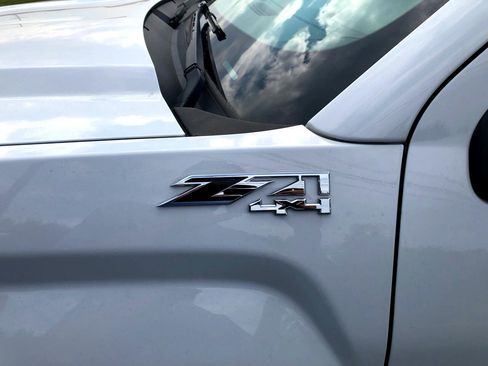 Used 2018 GMC Sierra 1500 SLE w/ SLE Value Package image 11