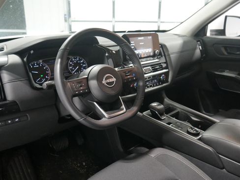 Used 2025 Nissan Pathfinder SV image 9