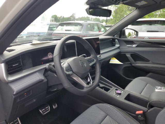 New 2026 Volkswagen Tiguan SE R-Line FWD image 18