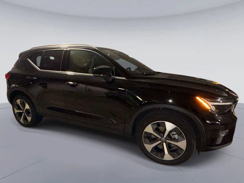 Used 2025 Volvo XC40 B5 Plus AWD/4WD image 2
