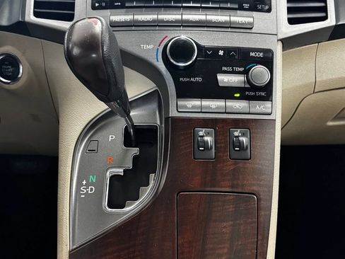 Used 2010 Toyota Venza FWD image 19