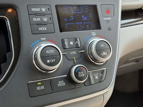Used 2018 Toyota Sienna XLE Premium AWD/4WD image 5