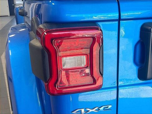 Used 2024 Jeep Wrangler Unlimited Sahara w/ Safety Group AWD/4WD image 33
