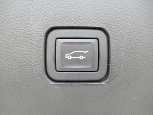 Used 2023 Chevrolet Traverse LT FWD image 41