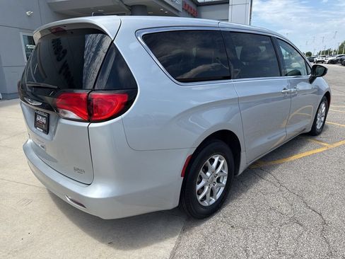 Used 2023 Chrysler Voyager LX FWD image 5