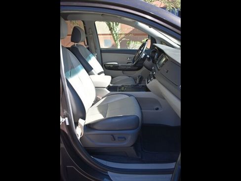 Used 2016 Kia Sedona SX image 34