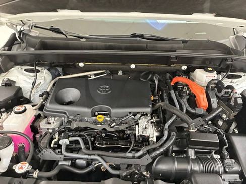 Used 2021 Toyota Venza LE AWD/4WD image 11