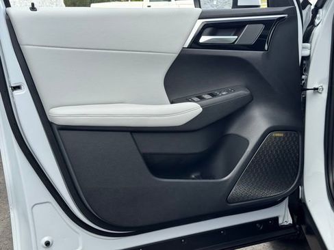 New 2025 Mitsubishi Outlander SE image 19