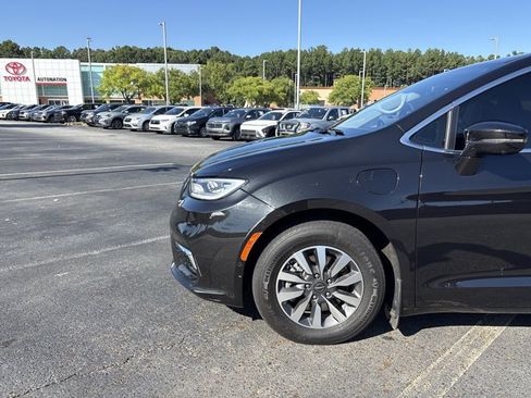 Used 2021 Chrysler Pacifica Touring-L FWD image 29