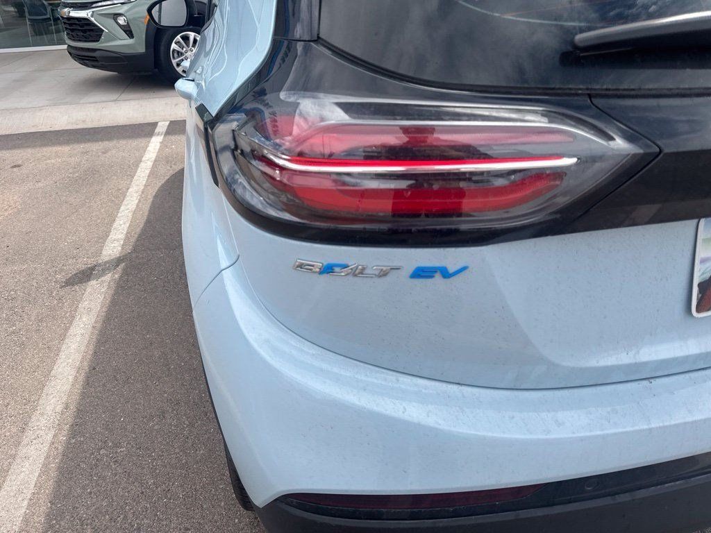 Used 2023 Chevrolet Bolt LT w/ Infotainment Package FWD image 6